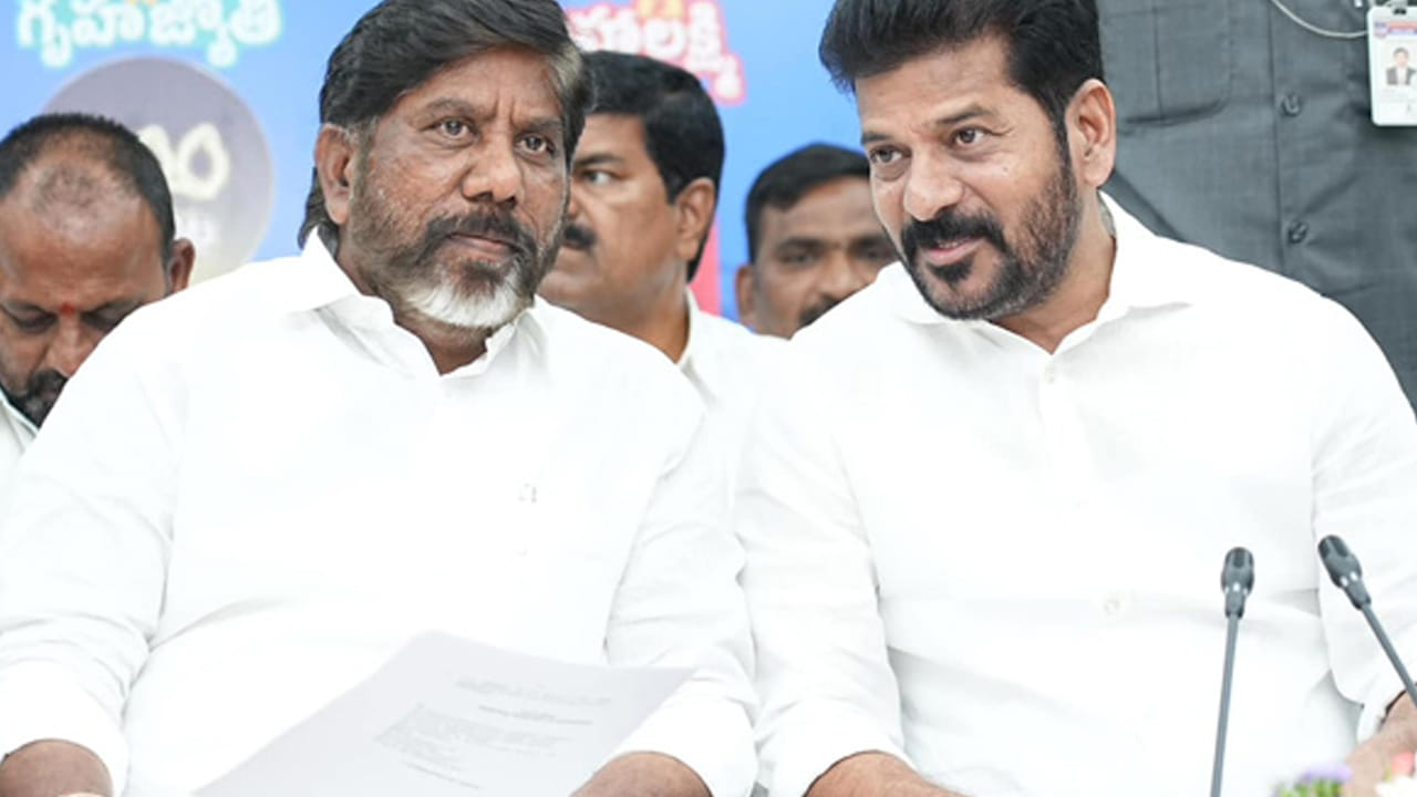 భట్టి విక్రమార్క అధ్యక్షతన కీలక సమీక్ష: డిప్యూటీ సీఎం భట్టి విక్రమార్క అధ్యక్షతన ప్రజాభవన్‌లో మూసీ పునరుజ్జీవన ప్రాజెక్టుపై కేబినెట్ సబ్ కమిటీ సమావేశం జరిగింది. మంత్రులు శ్రీధర్ బాబు, పొన్నం ప్రభాకర్‌తో కలిసి ఉన్నతాధికారులతో ప్రాజెక్టు పురోగతిని సమీక్షించారు. నిధుల సమీకరణ, నిర్మాణ పనుల క్యాలెండర్‌పై కీలక నిర్ణయాలు తీసుకున్నారు.మూసీ పునరుజ్జీవన ప్రాజెక్టును ఐదు దశల్లో 55 కిలోమీటర్ల మేర అభివృద్ధి చేయనున్నారు. తొలి దశను రూ.7,055 కోట్ల వ్యయంతో చేపట్టనున్నారు. ఈ ప్రాజెక్టుకు ఆసియా అభివృద్ధి బ్యాంక్ నుంచి నిధుల సమీకరణకు సంబంధించిన సాంకేతిక, ఆర్థిక చర్చలు పూర్తయ్యాయి. హిమాయత్ సాగర్ నుంచి బాపుఘాట్ వరకు, ఉస్మాన్ సాగర్ నుంచి బాపుఘాట్ వరకు మొత్తం 21 కిలోమీటర్ల పరిధిలో నిర్మాణ పనులు చేపట్టనున్నారు. ప్రభావం లేని తొలి ఐదు కిలోమీటర్ల పనులను వెంటనే ప్రారంభించాలని మంత్రులు ఆదేశించారు.