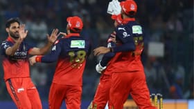 SRH బ్యాటర్ల ఊచకోత.. ఐపీఎల్ హిస్టరీలోనే భువీ చెత్త రికార్డ్..!