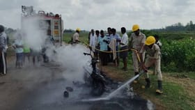 ప్రయాణిస్తున్న బైక్‌లో ఒక్కసారిగా మంటలు..