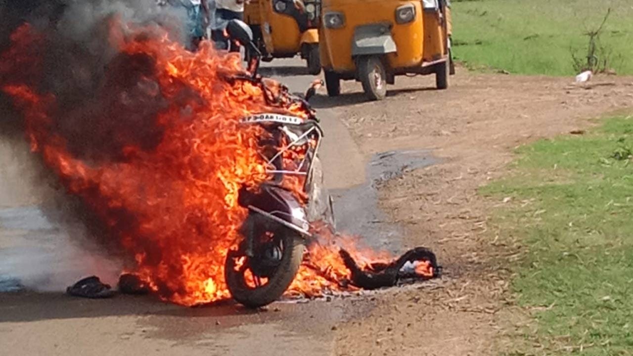 ఈ దృశ్యాన్ని చూసిన స్థానికులు భయాందోళనకు గురయ్యారు. వెంటనే వారు అగ్నిమాపక సిబ్బందికి సమాచారం అందించారు. సమాచారం అందుకున్న రాజాం అగ్నిమాపక కేంద్రం సిబ్బంది ఘటన స్థలానికి చేరుకుని పరిస్థితిని పరిశీలించారు. ఎండలు తీవ్రంగా ఉన్న కారణంగా ఎండల ధాటికి వాహనంలోని వైరింగ్ కిట్ లో మంటలు చెలరేగి ప్రమాదానికి కారణమైనట్లు అగ్నిమాపక శాఖ అధికారులు అంచనా వేశారు. 