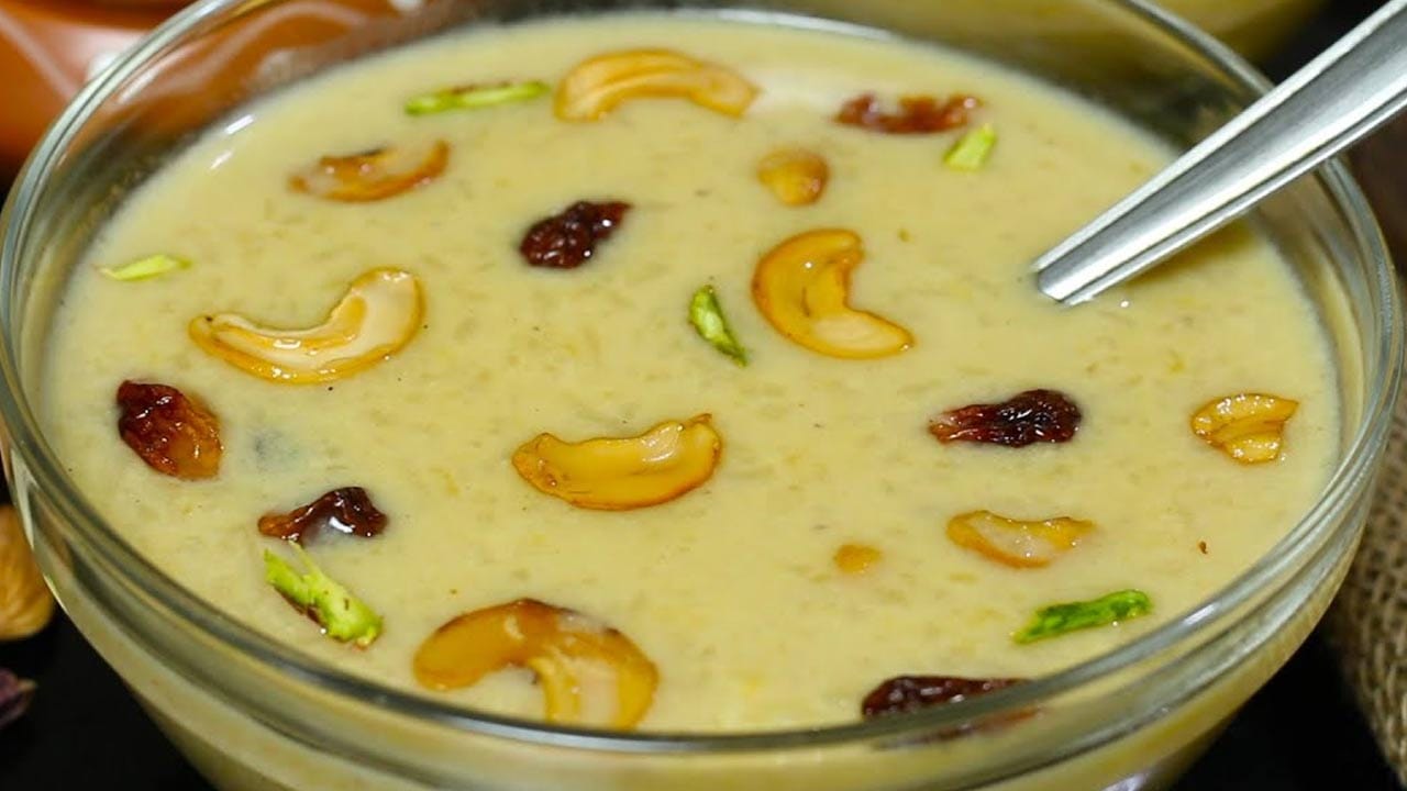  బియ్యం పాయసానికి కావాల్సిన పదార్థాలు: అర కప్పు బియ్యం , ఒక లీటర్ పాలు ,  ఒక కప్పు బెల్లం పొడి లేదా చక్కెర, రెండు టేబుల్ స్పూన్స్ నెయ్యి , 10 జీడిపప్పులు,  10 కిస్మిస్ లు,  ఒక టేబుల్ స్పూన్ యాలకుల పొడి,  రెండు టేబుల్ స్పూన్స్ కొబ్బరి తురుము, 
అర కప్పు సగ్గుబియ్యం కూడా తీసుకోవాలి ఇవన్ని కలిపి తీసుకుంటే రుచి చాలా వేరు. 