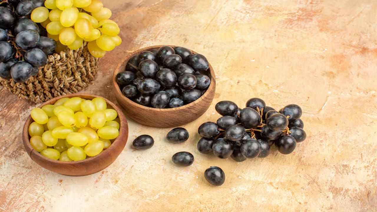 నల్ల కిస్‌మిస్ (Black Raisins): ఇవి నలుపు లేదా ఎరుపు ద్రాక్షలను నేరుగా ఎండలో ఎండబెట్టడం ద్వారా తయారవుతాయి. ఎలాంటి రసాయనాలు వాడకపోవడం వల్ల వీటిలో యాంటీఆక్సిడెంట్లు (ఆంథోసైనిన్స్), ఐరన్ మరియు ఫైబర్ చాలా ఎక్కువగా ఉంటాయి. రక్తహీనత ఉన్నవారికి, జుట్టు రాలడం తగ్గడానికి మరియు రోగనిరోధక శక్తి పెరగడానికి నల్ల కిస్‌మిస్ అత్యంత శక్తివంతమైనదిగా పనిచేస్తుంది.