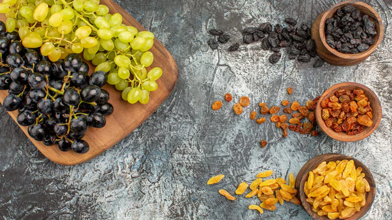 పసుపు కిస్‌మిస్ (Yellow/Golden Raisins): వీటిని రంగు మారకుండా ఉండటానికి సల్ఫర్ డయాక్సైడ్‌తో ట్రీట్ చేస్తారు. ఇవి మరింత మెత్తగా, తియ్యగా ఉంటాయి. జీర్ణక్రియను మెరుగుపరచడానికి, బ్లడ్ షుగర్ లెవల్స్ బ్యాలెన్స్ చేయడానికి, థైరాయిడ్ స్థాయిలను అదుపులో ఉంచడానికి ఇవి సహాయపడతాయి.