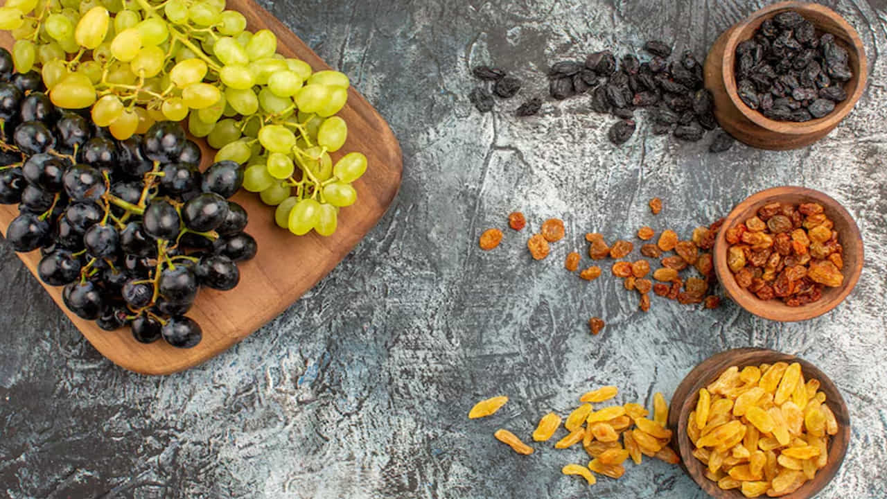 పసుపు కిస్మిస్ (Yellow/Golden Raisins): వీటిని రంగు మారకుండా ఉండటానికి సల్ఫర్ డయాక్సైడ్తో ట్రీట్ చేస్తారు. ఇవి మరింత మెత్తగా, తియ్యగా ఉంటాయి. జీర్ణక్రియను మెరుగుపరచడానికి, బ్లడ్ షుగర్ లెవల్స్ బ్యాలెన్స్ చేయడానికి, థైరాయిడ్ స్థాయిలను అదుపులో ఉంచడానికి ఇవి సహాయపడతాయి.