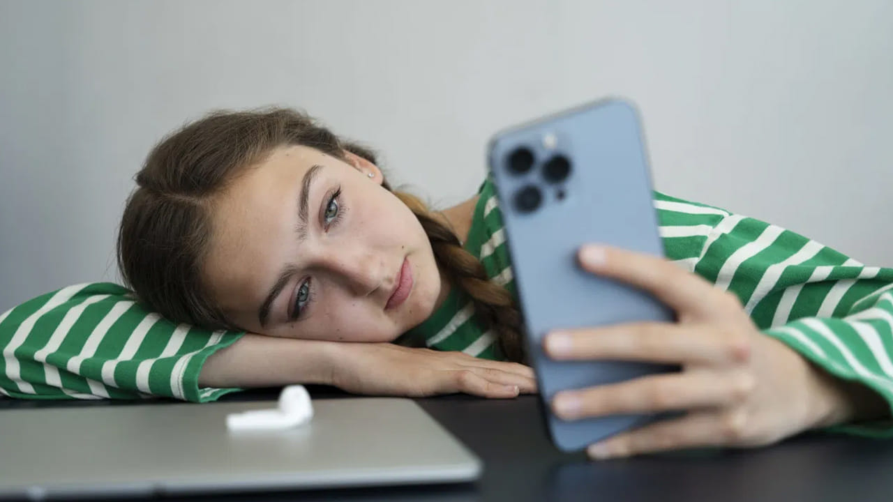 కంటి సమస్యలు (Digital Eye Strain): మొబైల్ స్క్రీన్ నుండి వెలువడే హానికరమైన బ్లూ లైట్ (Blue Light) కళ్లపై తీవ్ర ప్రభావం చూపుతుంది. గంటల తరబడి ఫోన్ చూడటం వల్ల కళ్లు పొడిబారడం (Dry Eyes), కంటి చూపు మసకబారడం, కళ్లు ఎర్రబడటం, తీవ్రమైన తలనొప్పి వస్తాయి.