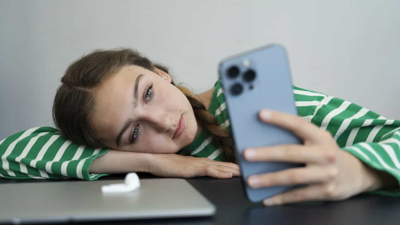 కంటి సమస్యలు (Digital Eye Strain): మొబైల్ స్క్రీన్ నుండి వెలువడే హానికరమైన బ్లూ లైట్ (Blue Light) కళ్లపై తీవ్ర ప్రభావం చూపుతుంది. గంటల తరబడి ఫోన్ చూడటం వల్ల కళ్లు పొడిబారడం (Dry Eyes), కంటి చూపు మసకబారడం, కళ్లు ఎర్రబడటం, తీవ్రమైన తలనొప్పి వస్తాయి.