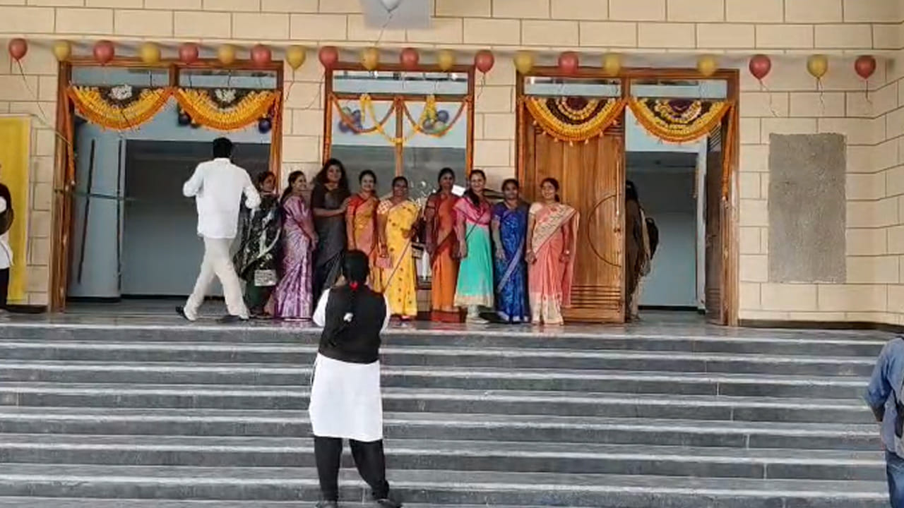 దీంతో ఎవరో కావాలనే ప్రొఫెసర్ ను ట్రాప్ చేశారంటూన్న వాదన కూడా వినిపిస్తోంది. అయితే ఈ విషయం కొద్ది రోజుల కిందట యూనివర్సిటీ మేనేజ్మెంట్ దృష్టికి వెళ్ళటంతో ఈ వ్యవహారం బయటపడితే విశ్వవిద్యాలయం పరువు పోతుందని ఇరువురి మధ్య రాజీ కుదిర్చినట్లు తెలుస్తోంది. ఈ ఘటనపై  పోలీసు స్టేషన్ లో ఇంతవరకు ఎటువంటి ఫిర్యాదు ఇవ్వకపోవటం కొసమెరుపు.