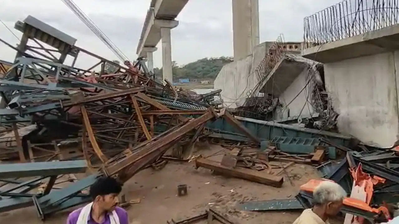 అర్థరాత్రి విరుచుకుపడ్డ మృత్యువు.. కడుతుండగానే కుప్పకూలిన బ్రిడ్జి.. ఆరుగురు మృతి!