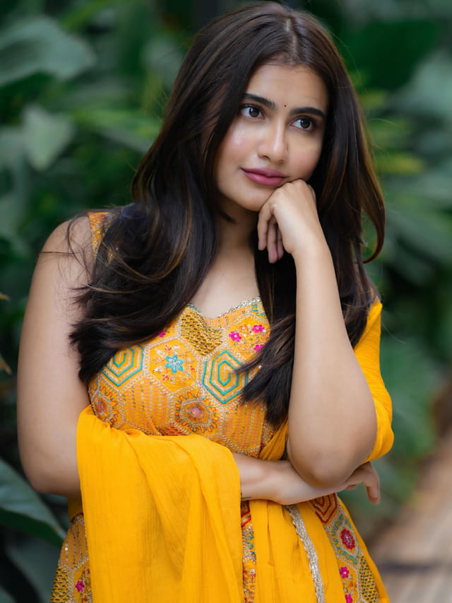 క్లాసిక్ లుక్స్ తో కిక్కెస్తున్న బన్నీ వాక్స్.. లేటెస్ట్ పిక్స్ వైరల్