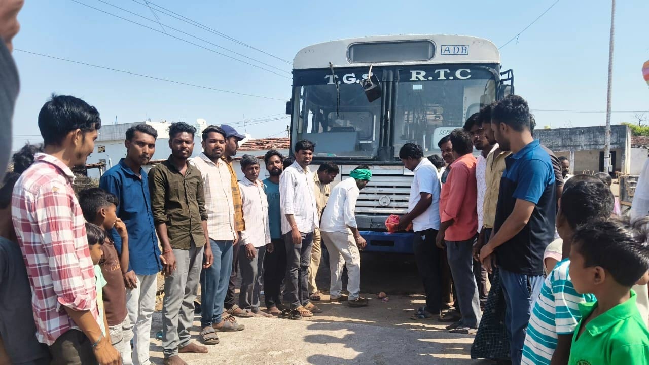 అడవుల జిల్లా ఆదిలాబాద్.. రాష్ట్ర రాజధాని హైదరబాద్ నుండి విసిరేసినట్టుగా మహారాష్ట్ర సరిహద్దున ఉండే అభివృద్దికి ఆమడ దూరంలో నిలిచిన జిల్లా. ఈ జిల్లాలోని గ్రామాలు , గూడాల అభివృద్ది గురించి ఎంత తక్కువ మాట్లాడుకుంటే అంత మంచింది. సమీప మండల కేంద్రం నుండి గ్రామానికి వెళ్లేందుకు ఇప్పటికి కొన్ని ఊర్లకు దారే లేదు. 
