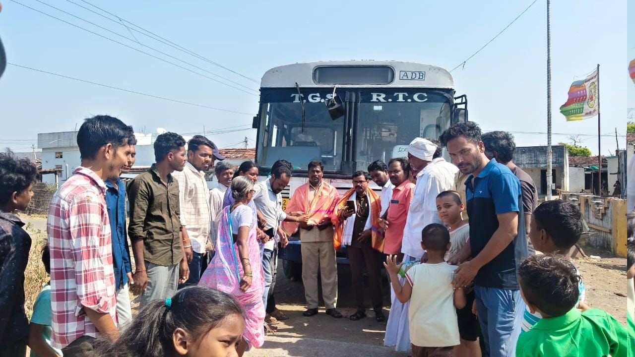 దారున్నా రాకపోకలు సాగించేందుకు ప్రైవేట్ వాహనాలు‌ తప్ప ఆర్టీసీ బస్ రానే రాదు. మా ఊరికి ఒక్క సారైనా ఆర్టీసీ బస్ రాకుండా పోతుందా.. ఆ బస్ లో ప్రయాణం చేయకుండా పోతామా అని ఓ మండలంలోని ఆ మూడు గ్రామాలు మూడు దశాబ్దాలుగా కలలు కన్నాయి. ఆర్టీసీ బస్ కోసం పోరాటాలు సైతం చేశాయి. 32 ఏళ్ల తర్వాత ఎట్టకేలకు వారి ఆశలు ఫలించాయి. మూడు దశాబ్దాల తర్వాత తమ ఊర్లకు ఆర్టీసీ బస్ రావడంతో ఆ మూడు గ్రామాల ప్రజలు మురిసిపోతున్నారు.  