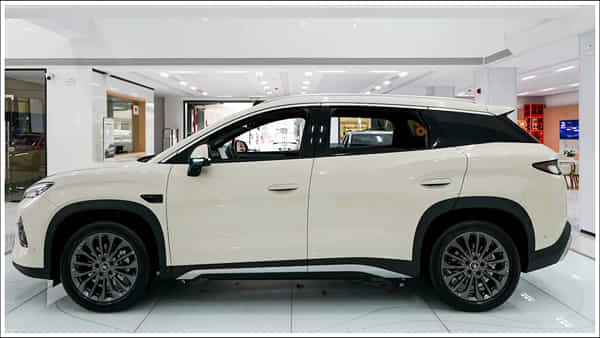 Electric Car: సింగిల్ ఛార్జ్తో 710 కి.మీ. రేంజ్.. 9 నిమిషాల్లో 97% ఛార్జ్.. అమ్మకాల్లో దుమ్మురేపుతున్న ఎలక్ట్రిక్ కారు..!