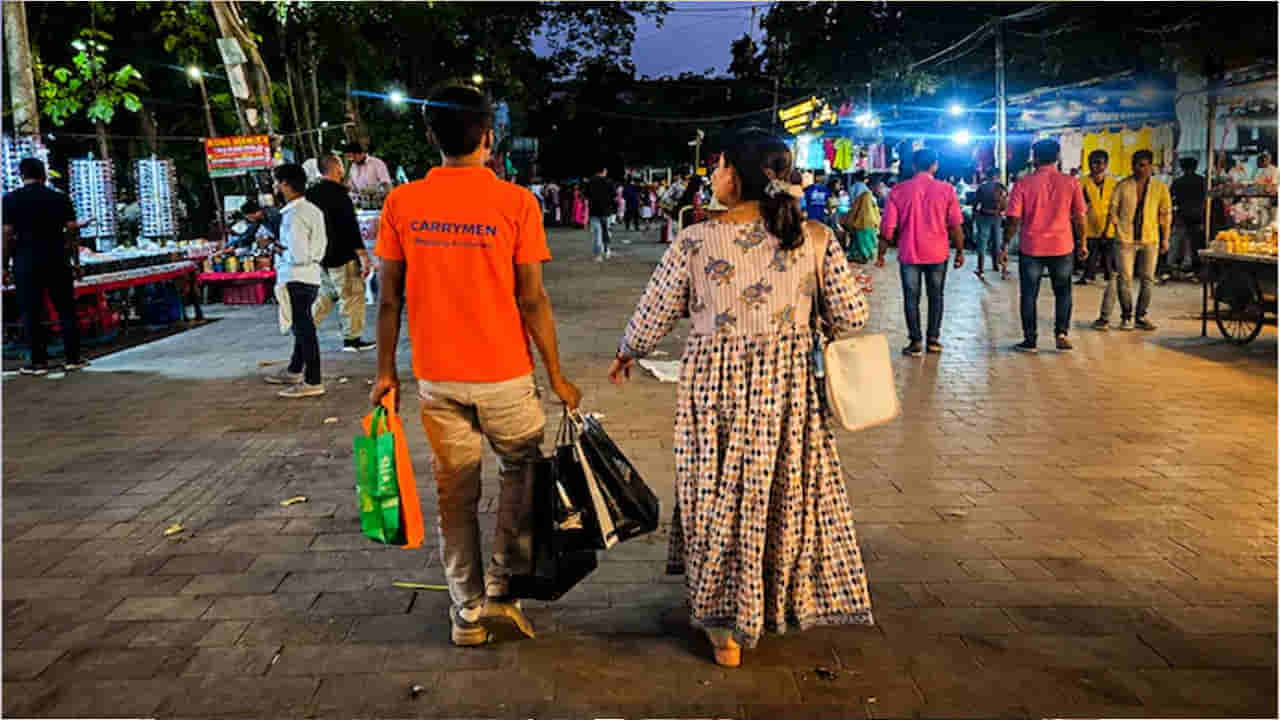 బిజీ మార్కెట్లలో క్యారీమెన్ కల్చర్.. సామాగ్రి మోయడానికి అసిస్టెంట్ దొరికేసాడు!