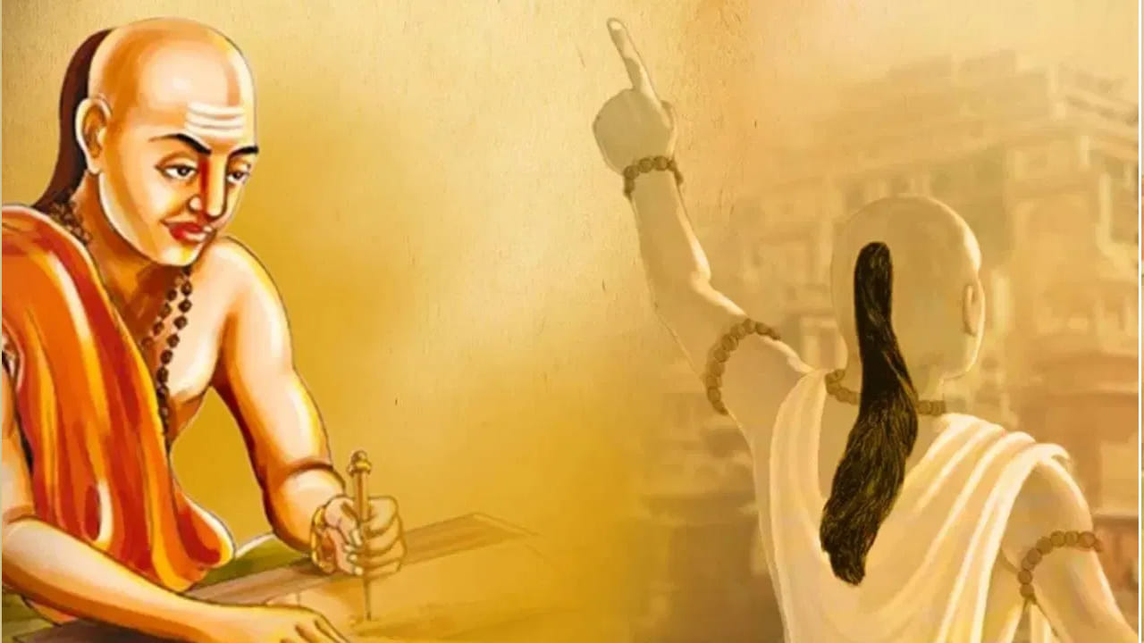 చెడు వ్యక్తుల స్నేహం అంత మంచిది అయితే కాదు. మీరు సహవాసం చేసేటప్పుడు  ఆ  వ్యక్తి మంచివాడైతే ఏం కాదు కానీ, చెడు అయితే అది మీ భవిష్యత్తును నాశనం చేస్తుంది. శత్రువుల కంటే ప్రమాదకరమైన వ్యక్తుల స్నేహం పాము కాటు కంటే డేంజర్ అని   చాణక్యుడు హెచ్చరిస్తున్నారు. కాబట్టి, ఎవరితో సహవాసంలో ఒకటికి రెండు సార్లు అలోచించి స్నేహం చేయండి. 