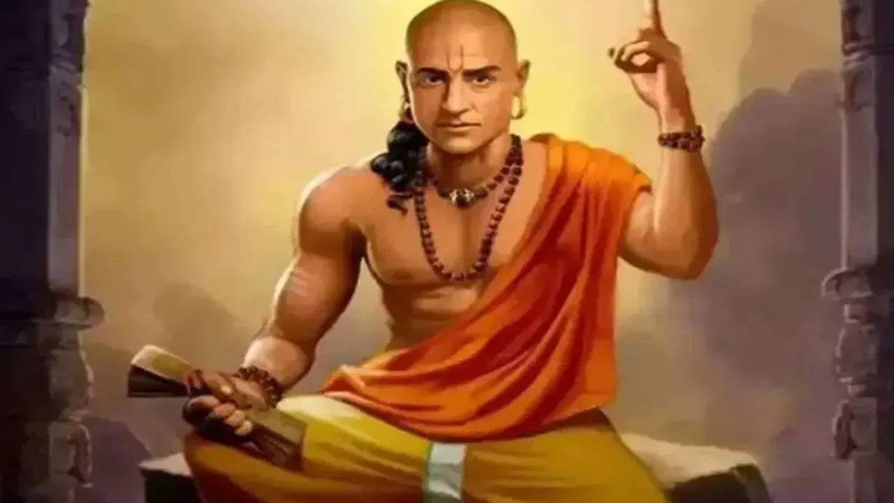 ఉన్నవి, లేనివి కలిపించి ఇతరులకు చెప్పడం..ఇలాంటి వాళ్లు చాలా డేంజర్ అని చాణక్యుడు చెబుతున్నాడు . మీరు వీరిని కట్ చేయడమే మంచిది ఆ వ్యక్తి మంచివాడైతే ఏం కాదు కానీ, చెడు అయితే మీ కొంపలు మునుగుతాయి. వీరి స్నేహం విషం కాటు కంటే డేంజర్ అని చాణక్యుడు హెచ్చరిస్తున్నారు.