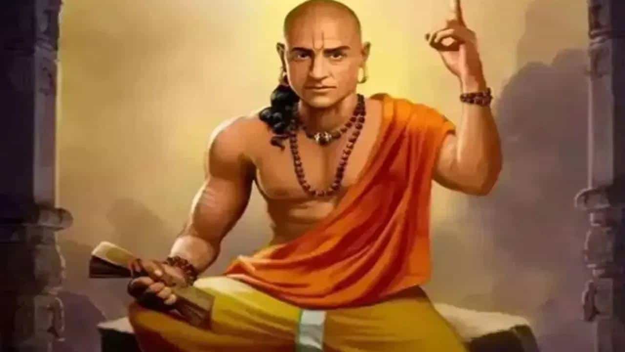 ఉన్నవి, లేనివి కలిపించి ఇతరులకు చెప్పడం..ఇలాంటి వాళ్లు చాలా డేంజర్ అని చాణక్యుడు చెబుతున్నాడు . మీరు వీరిని కట్ చేయడమే మంచిది ఆ వ్యక్తి మంచివాడైతే ఏం కాదు కానీ, చెడు అయితే మీ కొంపలు మునుగుతాయి. వీరి స్నేహం విషం కాటు కంటే డేంజర్ అని చాణక్యుడు హెచ్చరిస్తున్నారు.