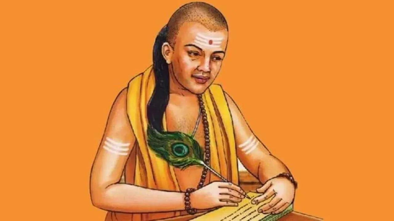 చాణక్యుడి నీతి ప్రకారం, జీవితంలో దురాశగా ఉండే వారికి ఎప్పుడూ సాయం చేయకూడదు. అలాగే, వారు తమ స్వార్థం కోసం మీ నుండి సహాయం కోరుతారు. ఇంకా వీరి స్వార్థం కోసం వాడుకుంటారు. ఈ కారణంగా, ఎన్నో ఇబ్బందులను ఎదుర్కోవాలసి ఉంటుంది. కాబట్టి దురాశపరులకు రూపాయి కూడా ఇవ్వకండి. అలాగే, మీరు వారి నుండి దూరంగా ఉండండి