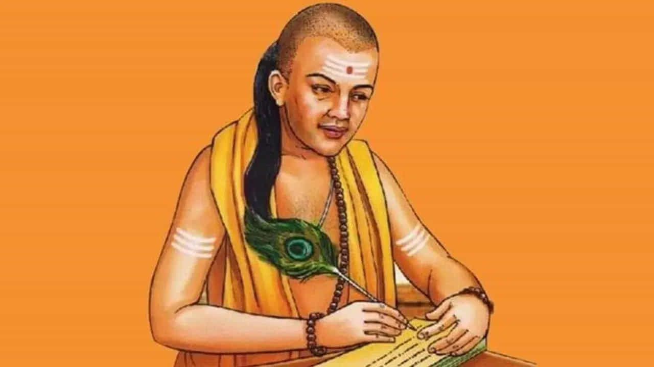 చాణక్యుడి నీతి ప్రకారం, జీవితంలో దురాశగా ఉండే వారికి ఎప్పుడూ సాయం చేయకూడదు. అలాగే, వారు తమ స్వార్థం కోసం మీ నుండి సహాయం కోరుతారు. ఇంకా వీరి స్వార్థం కోసం వాడుకుంటారు. ఈ కారణంగా, ఎన్నో ఇబ్బందులను ఎదుర్కోవాలసి ఉంటుంది. కాబట్టి దురాశపరులకు రూపాయి కూడా ఇవ్వకండి. అలాగే, మీరు వారి నుండి దూరంగా ఉండండి
