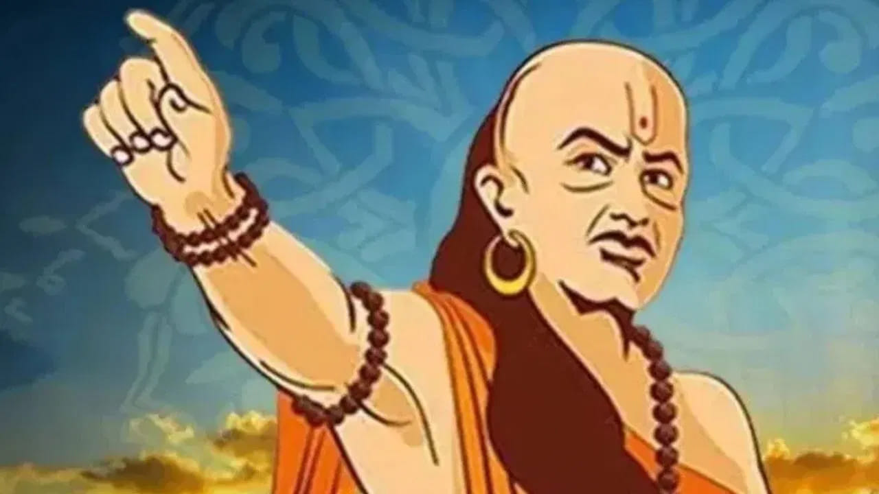 మంచి ప్రవర్తన చాలా ముఖ్యం. ఎదో ఉన్నామంటే ఉన్నట్లు కాకుండా సమాజంలో మంచిగా ఉండాలి. ఇలాంటి వాళ్ళు ఎప్పుడూ కింద పడిపోరు. అవమానాలు పెద్ద లెక్క కాదు, ఎప్పుడు ఏం చేయాలో వాళ్ళకి తెలుసు. అలాగే, ధర్మాన్ని గౌరవిస్తూ ముందుకు వెళ్తే కాలమే సహాయం చేస్తుంది. ఇంకా జీవితంలో ముందుకు వెళ్తారని చాణక్యుడు అంటున్నారు.