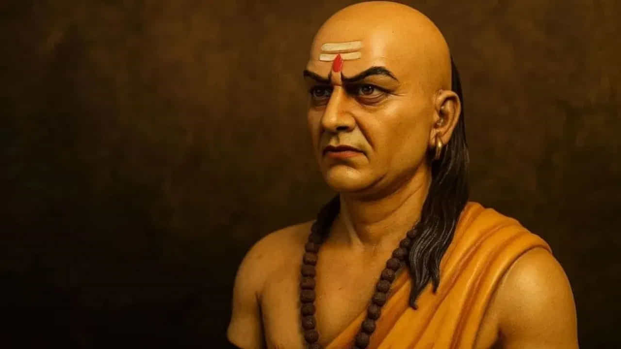 నిజాయితీ లేనివారికి ఎలాంటి సాయం వద్దు : పనిలో నిజాయితీ లేనివారికి సాయం చేయకండి. అలాగే, మీరు వీలైనంత వరకు 
దూరం ఉండటం మంచిది. అలాగే, అలాంటోళ్ళని జీవితంలోకి కూడా రానివ్వవకండి. ఇంకా అబద్ధం చెప్పే వారికి కూడా ఎలాంటి సహాయం చేయకూడదు అలాంటి వాళ్లకి దూరం ఉండాలి. 
