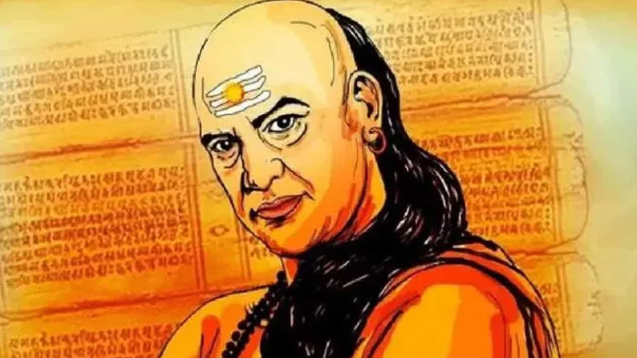 అలాగే భార్య వ్యక్తిగత విషయాలు, కుటుంబ రహస్యాలు లేదా ఆమెకు సంబంధించిన బలహీనతలను ఇతరులతో పంచుకోవడం కూడా సరైంది కాదని చాణక్యుడు చెప్పారు. ఇలాంటి విషయాలు బయటకు వెళ్లడం వల్ల సంబంధాల్లో అపోహలు, వివాదాలు తలెత్తే అవకాశం ఉంటుందని ఆయన హెచ్చరించారు.