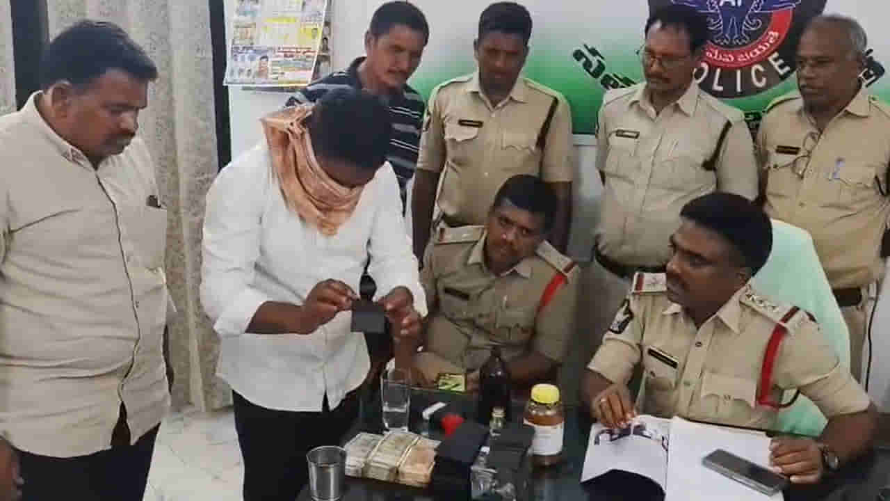 ఆశ చూపించాడు.. బ్లాక్ మనీ అంటే నల్ల రంగు నోట్లనుకున్నాడు.. ట్విస్ట్ అదిరింది బాసూ..!