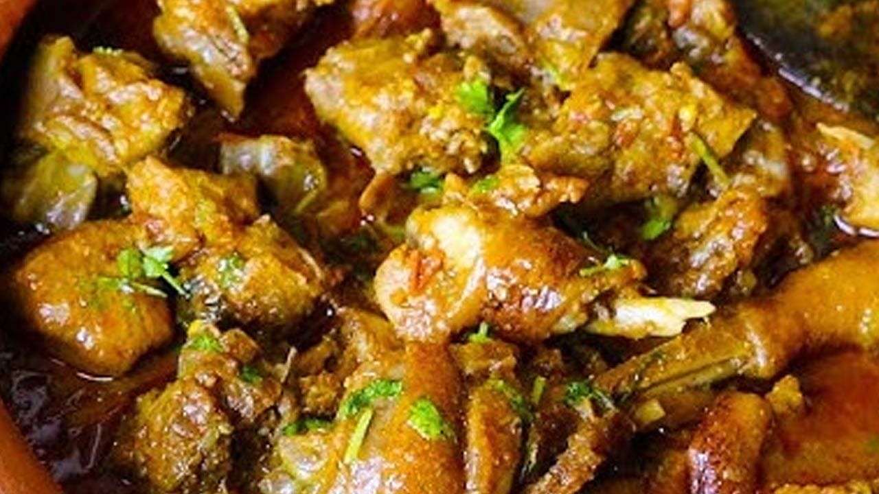 
ముందుగా చికెన్‌ను తీసుకుని దానిని బాగా  కడిగి  ఒక టేబుల్ స్పూన్ పెరుగు, ఒక టేబుల్ స్పూన్ అల్లం వెల్లుల్లి పేస్ట్, ఒక టేబుల్ స్పూన్  కారం, రుచికి సరిపడా ఉప్పు కూడా వేసి మ్యారినేట్  చేసుకోవాలి. ఇప్పుడు కొద్దిగా కూర మరి  ఎక్కువగా రావాలంటే బంగాళాదుంప ముక్కలు, కట్ చేసిన ఉల్లిపాయలు, టమాటాలు వేస్తే సరిపోతోంది . 
