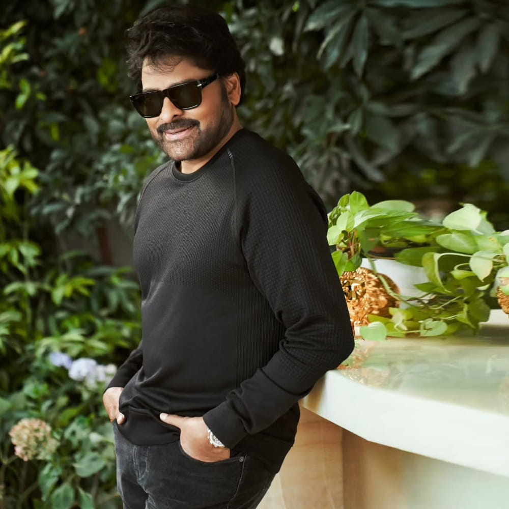 సినిమా అంటే చిరంజీవి గారికి ప్రాణం. అందుకే ఏదైనా కొత్త సినిమా ఒప్పుకున్నప్పుడు, ఆ పాత్రకు తగ్గట్టుగా తన శరీరాన్ని మార్చుకుంటారు. 'ఖైదీ నంబర్ 150' కోసం ఆయన పడ్డ శ్రమ మనందరికీ తెలిసిందే. ఒక మాస్ హీరోగా యాక్షన్ సీక్వెన్స్‌లలో పాల్గొనాలంటే అపారమైన స్టామినా కావాలి. ఆ స్టామినా కోసం ఆయన స్పెషల్ వర్కవుట్స్ చేస్తారు. నటుడిగా తనను తాను నిరంతరం అప్‌డేట్ చేసుకుంటూ, ఫిట్‌నెస్‌ను కూడా అదే స్థాయిలో మెయింటైన్ చేయడం ఆయన గొప్పతనం. 
