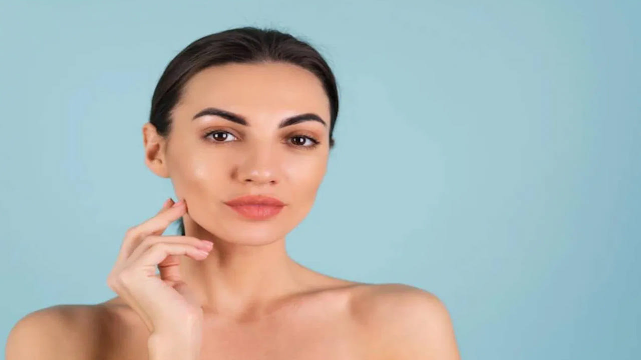 సాగిపోయిన చర్మాన్ని (Skin Tightening) టైట్ చేయడంలో ఇది అద్భుతంగా పనిచేస్తుంది. లవంగాలలో ఉండే యాంటీ సెప్టిక్ గుణాలు మొటిమల వల్ల వచ్చే మచ్చలను, పిగ్మెంటేషన్‌ను తగ్గిస్తాయి. చర్మంపై ఉండే ఇన్ఫెక్షన్లను తొలగించి, ముఖానికి సహజమైన మెరుపును ఇస్తుంది. లవంగాలు కొంచెం ఘాటుగా ఉంటాయి కాబట్టి, ముఖానికి రాసే ముందు తప్పనిసరిగా ప్యాచ్ టెస్ట్ చేసుకోవాలి. సెన్సిటివ్ స్కిన్ ఉన్నవారు నిపుణుల సలహాతో దీనిని వాడటం ఉత్తమం.