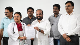 51 మంది ప్రభుత్వ డాక్టర్లు విధులకు డుమ్మా.. అందరి ఉద్యోగాలు హుఫ్!