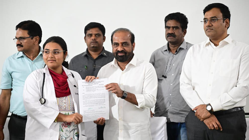 AP News: 51 మంది ప్రభుత్వ డాక్టర్లు విధులకు డుమ్మా.. అందరి ఉద్యోగాలు తొలగించిన సర్కార్
