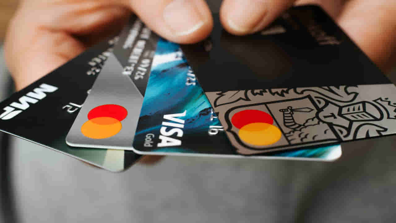Credit Card: క్రెడిట్ కార్డుతో ఏటీఎం నుంచి మనీ విత్ డ్రా చేస్తున్నారా..? ఈ తప్పు అస్సలు చేయకండి..