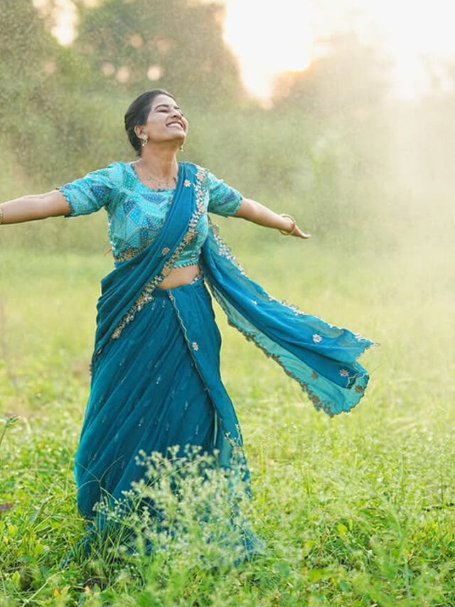 మండే వేసవిలో పచ్చిని చేనులో వర్షంలో చిందులు.. ఈ బ్యూటీ ఎంత బాగుందో కదా..