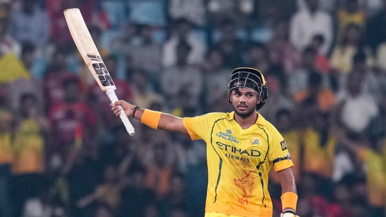 భారీ ధర పలకడంతో కార్తీక్ శర్మపై అభిమానుల, విశ్లేషకుల అంచనాలు ఆకాశాన్ని తాకాయి. రాజస్థాన్ రాయల్స్తో జరిగిన తన మొదటి మ్యాచ్లో 18 పరుగులు చేసిన కార్తీక్, ఆ తర్వాత వరుస మ్యాచుల్లో 1, 6, 18, 15 పరుగులకే పరిమితమయ్యాడు. దీంతో అతడి ఫామ్పై తీవ్ర విమర్శలు వ్యక్తమయ్యాయి. అయితే, ముంబై ఇండియన్స్తో జరిగిన ప్రతిష్టాత్మక మ్యాచ్లో అజేయంగా 54 పరుగులు చేసి ఫామ్లోకి రావడంతో కార్తీక్ శర్మ కెరీర్ మలుపు తిరిగింది. ఈ సీజన్లో మొత్తం 11 ఇన్నింగ్స్ల్లో 136.57 స్ట్రైక్ రేట్తో, 32.78 సగటుతో కార్తీక్ 295 పరుగులు సాధించాడు.
