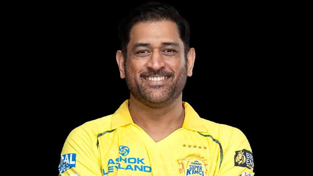 నిజానికి సీజన్ ప్రారంభానికి ముందు జరిగిన శిక్షణ శిబిరంలో ధోనీ పిక్క గాయానికి గురయ్యాడు. దీంతో అతడు తొలి కొన్ని మ్యాచ్‌లకు దూరమయ్యాడు. అయితే, తాజా సమాచారం ప్రకారం ధోనీ ఆ గాయం నుంచి పూర్తిగా కోలుకున్నాడు. నెట్స్‌లో బ్యాటింగ్ ప్రాక్టీస్ చేయడమే కాకుండా, మైదానంలో ఎంతో ఉత్సాహంగా ఫుట్‌బాల్ ఆడుతూ కూడా కనిపించాడు. శారీరకంగా ధోనీ వంద శాతం ఫిట్‌గా ఉన్నాడని దీనిని బట్టి స్పష్టమవుతోంది.