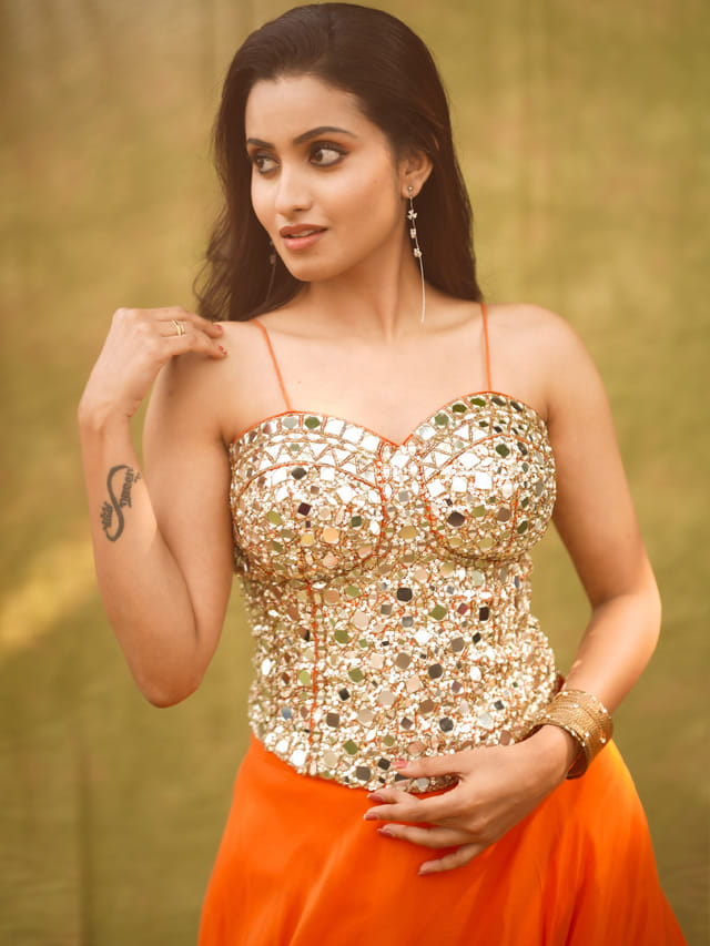 కొత్త క్లిక్స్ తో సోషల్ మీడియాను షేక్ చేస్తున్న దీపికా పిల్లి
