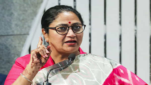 ఢిల్లీ సర్కార్ సంచలన నిర్ణయం.. ఇకపై వారానికి రెండు రోజులు వర్క్ ఫ్రమ్ హోమ్..!