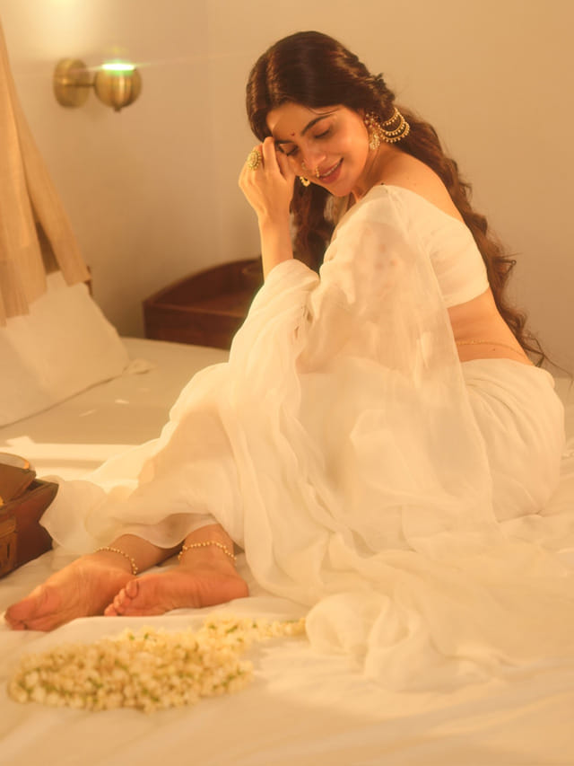 ఏం వయ్యారం రా బాబు.. చీరకట్టులో మత్తెక్కిస్తోన్న దివ్య భారతి