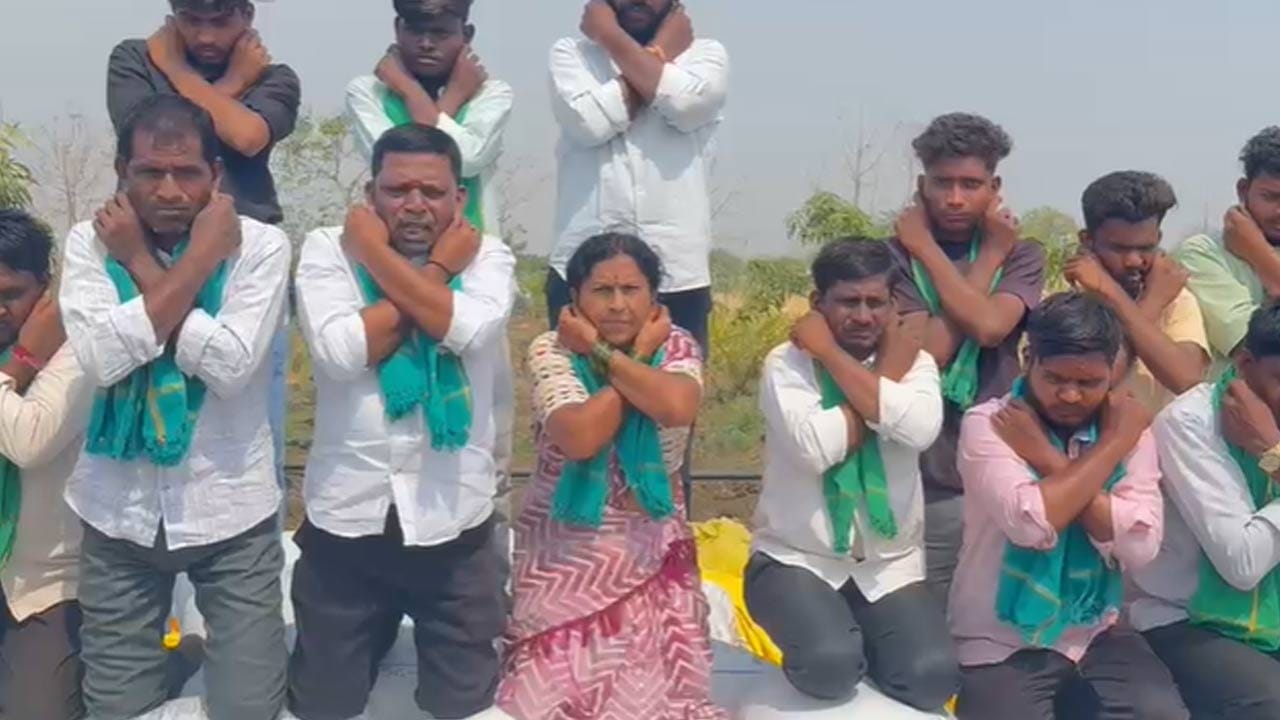 
ఆదిలాబాద్ జిల్లాలో  జొన్న రైతులు వినూత్న నిరసన తెలిపారు‌. పంట సాగు చేసి మేమే తప్పు చేశామని.. అన్యాయాలు, అక్రమాలు నేర్చుకోలేకపోయామని. మీ కడుపులు నింపేందుకు మేము కష్టపడి పంట పండించి చాలా పెద్ద తప్పు చేశామని.. ప్రజలే మమ్మల్ని క్షమించాలని కోరారు‌.