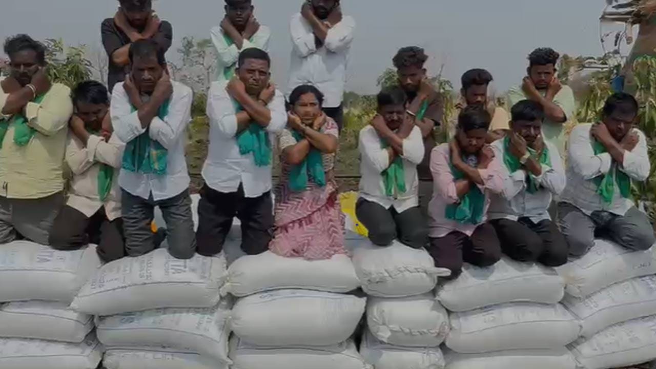  నాడు కేసీఆర్ ఉన్నప్పుడు కరోనా కాలంలో సైతం పంటను కొనుగోలు చేసాడని, కేసీఆర్ ఉన్నప్పుడు గ్రామాలోనే కొనుగోలు కేంద్రాలు పెట్టి పంటను కొనుగోలు చేసాడని, నేడు కాంగ్రెస్ ప్రభుత్వం లో మాత్రం పంట కొనుగోలు చేసే నాథుడు లేడని, కొనుగోలు కేంద్రాల్లో  అడిగితే  కొంటున్నామనే చెబుతున్నారు. 
