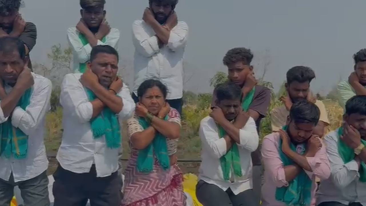 
జొన్న కొనుగోలుకు ఇంకాప్రభుత్వం ఆదేశాలు రాలేవని అంటున్నారని, ఇంకో వారం రోజులు ఐతే వర్షాలు పడుడు ప్రారంభం అవుతుందని అంటున్నారు. వర్షాలు పడితే పంట మొత్తం నానిపోతుంది అని, వెంటనే జొన్న పంట కొనుగోలు చేయాలని ముఖరా కే రైతులు వినూత్న నిరసన తెలిపారు. 
