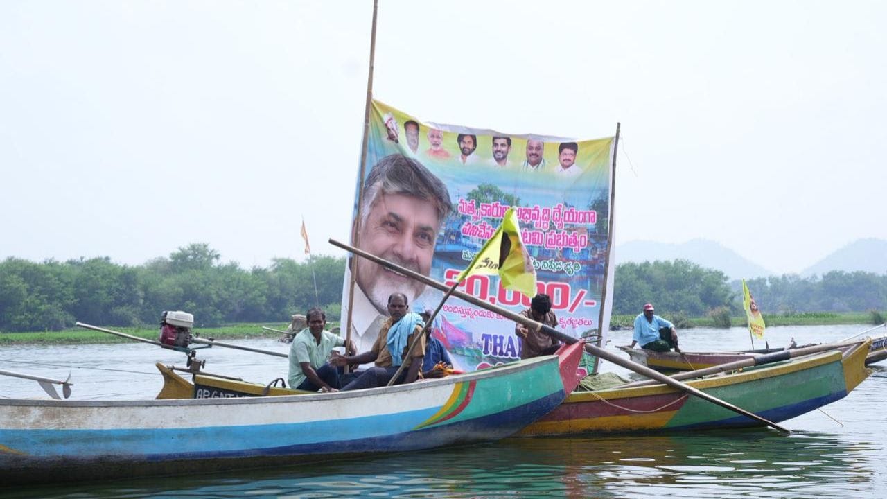 జువ్వలదిన్నెలో రాబోయే సాగర్ డిఫెన్స్ కంపెనీ ద్వారా తమిళ జాలర్ల చొరబాటును అరికట్టేందుకు 'అటానమస్ పెట్రోలింగ్ బోటు'ను కూడా తీసుకువస్తున్నామని మంత్రి లోకేష్ తెలిపారు. మీ అందరికీ ఏ కష్టం వచ్చినా.. ఈ లోకేష్ ఇంటి తలుపులు ఎప్పుడూ తెరిచే ఉంటాయని నారా లోకేష్ మత్స్యకారులకు భరోసా ఇచ్చారు. 