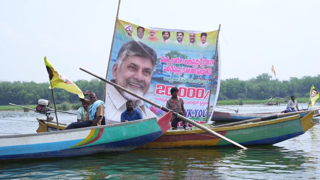 మత్స్యకారులను ఇంట్లో కూర్చోబెట్టుకుని, వారి యోగక్షేమాలను లోకేష్ ఆప్యాయంగా అడిగి తెలుసుకున్నారు. యువగళం పాదయాత్రలో జువ్వలదిన్నె వద్ద మత్స్యకారులు తనకు చూపిన ప్రేమాభిమానాలను, వారి ఐకమత్యాన్ని ఈ సందర్భంగా లోకేష్ కొనియాడారు. ఇచ్చిన మాటకు కట్టుబడే తత్వం మత్స్యకారుల సొంతమన్నారు.