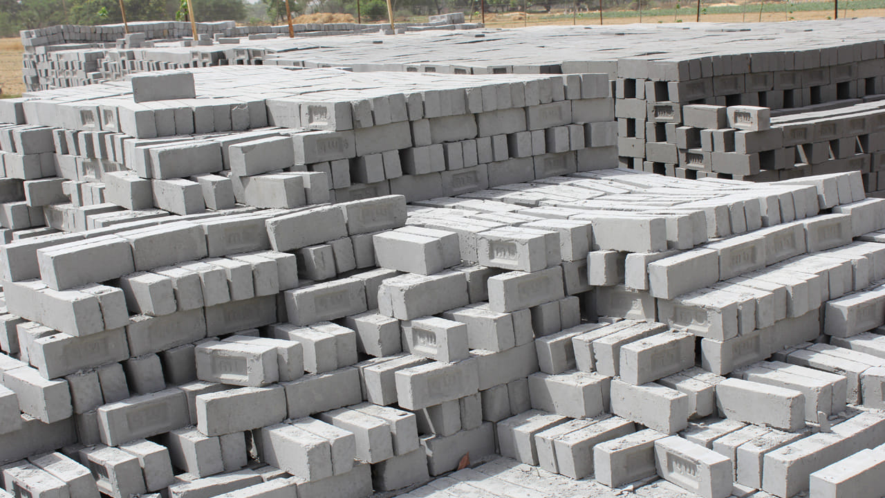 ఫ్లై యాష్ ఇటుకలు (Fly Ash Bricks): బొగ్గు ఆధారిత విద్యుత్ కేంద్రాల నుండి వచ్చే బూడిద (Fly Ash)తో ఈ ఇటుకలను తయారు చేస్తారు. ఇవి ఎర్ర ఇటుకల కంటే తక్కువ వేడిని గ్రహిస్తాయి. ఇవి పర్యావరణానికి మేలు చేయడమే కాకుండా, థర్మల్ ఇన్సులేషన్ పరంగా ఎర్ర ఇటుకల కంటే మెరుగ్గా పనిచేస్తాయి. వీటిని వాడటం వల్ల ఇల్లు కొంతవరకు చల్లగా ఉంటుంది.