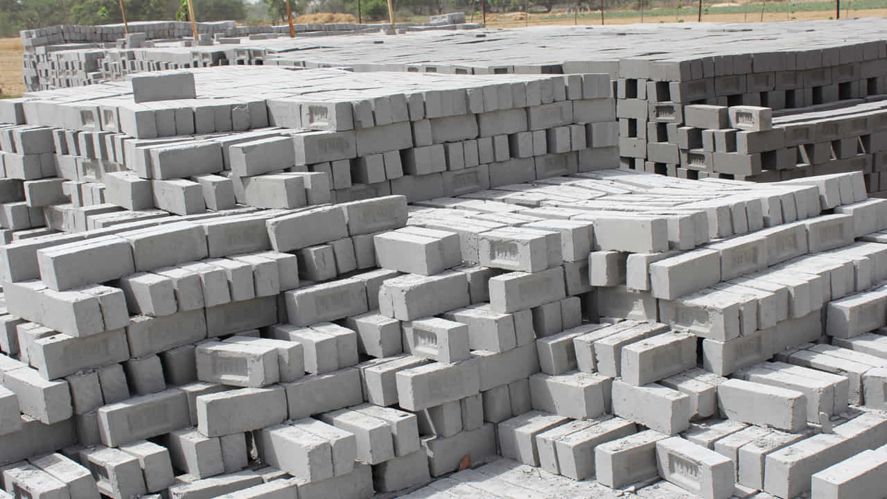 ఫ్లై యాష్ ఇటుకలు (Fly Ash Bricks): బొగ్గు ఆధారిత విద్యుత్ కేంద్రాల నుండి వచ్చే బూడిద (Fly Ash)తో ఈ ఇటుకలను తయారు చేస్తారు. ఇవి ఎర్ర ఇటుకల కంటే తక్కువ వేడిని గ్రహిస్తాయి. ఇవి పర్యావరణానికి మేలు చేయడమే కాకుండా, థర్మల్ ఇన్సులేషన్ పరంగా ఎర్ర ఇటుకల కంటే మెరుగ్గా పనిచేస్తాయి. వీటిని వాడటం వల్ల ఇల్లు కొంతవరకు చల్లగా ఉంటుంది.
