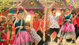 కుర్రాళ్లు తెగ పాడుకుంటున్న పాట