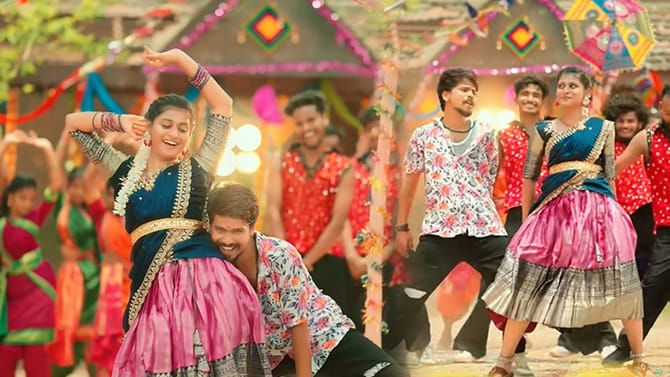 కుర్రాళ్లు తెగ పాడుకుంటున్న పాట