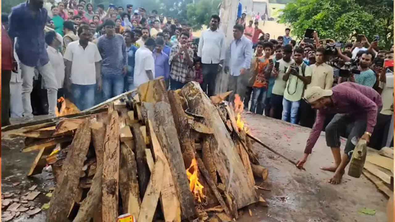 ఇక గరుడ పురాణంలో మరణించడం, అంత్యక్రియల గురించి చాలా వివరంగా తెలియజేయడం జరిగింది.  మనిషి చనిపోవడం, చనిపోయిన తర్వాత చేసే నియమ నియబంధనల గురించి తెలియజేశారు. అసలు ఒక మనిషి చనిపోయిన తర్వాత ఎందుకు నియమ నిష్టలతో దహన సంస్కారాలు జరుపుతారో కూడా వివరించడం జరిగింది. ముఖ్యంగా చాలా వరకు ఒక వ్యక్తి చనిపోతే సూర్యాస్తమయం అయ్యింది అంటే చాలు, తనకు అంత్యక్రియలు జరపరు. మరి దీని గురించి గరుడ పురాణం ఏం చెబుతోంది అంటే?