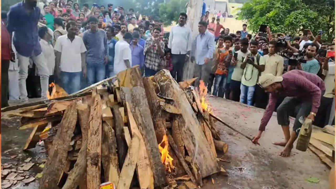 ఇక గరుడ పురాణంలో మరణించడం, అంత్యక్రియల గురించి చాలా వివరంగా తెలియజేయడం జరిగింది.  మనిషి చనిపోవడం, చనిపోయిన తర్వాత చేసే నియమ నియబంధనల గురించి తెలియజేశారు. అసలు ఒక మనిషి చనిపోయిన తర్వాత ఎందుకు నియమ నిష్టలతో దహన సంస్కారాలు జరుపుతారో కూడా వివరించడం జరిగింది. ముఖ్యంగా చాలా వరకు ఒక వ్యక్తి చనిపోతే సూర్యాస్తమయం అయ్యింది అంటే చాలు, తనకు అంత్యక్రియలు జరపరు. మరి దీని గురించి గరుడ పురాణం ఏం చెబుతోంది అంటే?