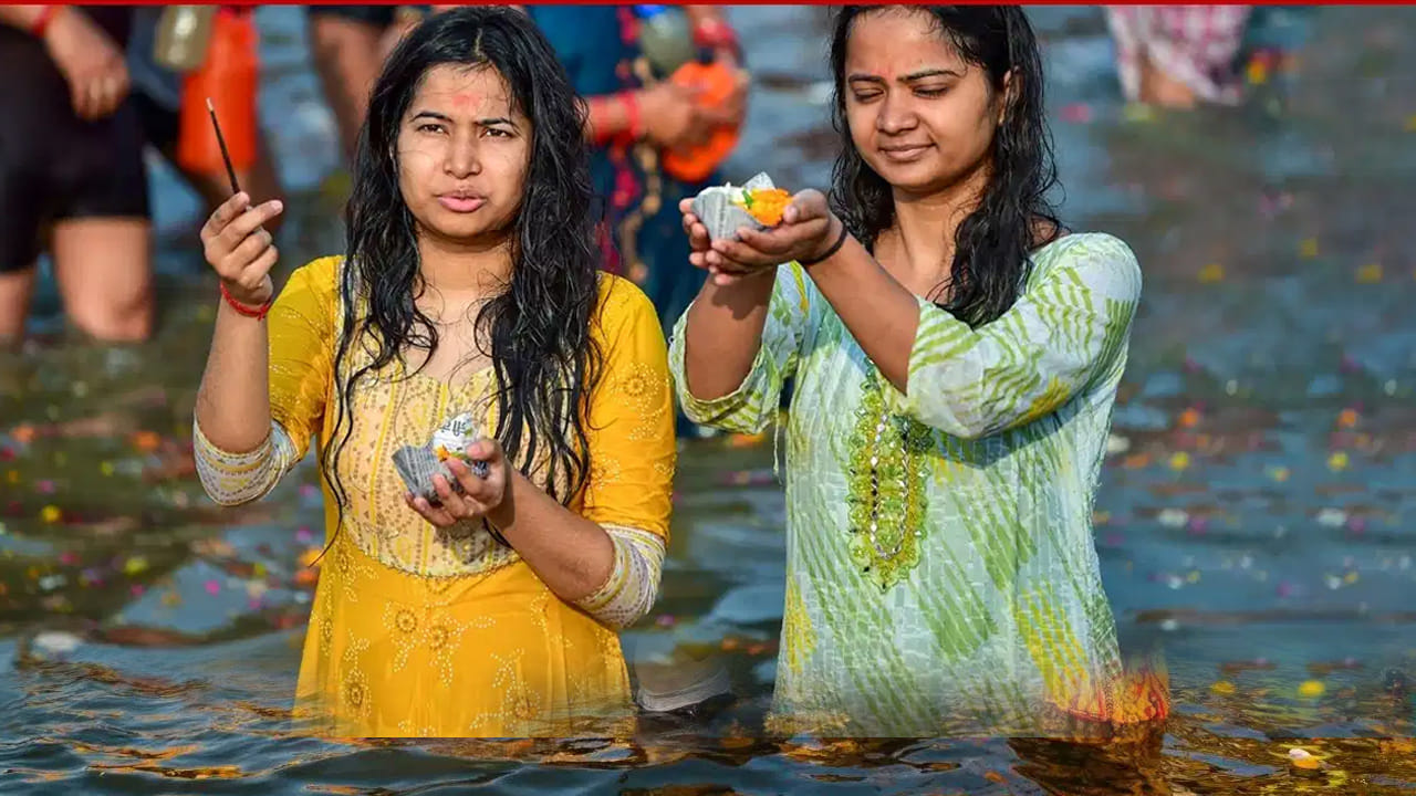 గంగా దసరా పూజా విధానం (Puja Vidhi)లో అత్యంత ముఖ్యమైనది పవిత్ర స్నానం. గంగా దసరా రోజున గంగా నదిలో లేదా ఏదైనా పవిత్ర నదిలో స్నానం చేయడం అత్యంత శ్రేష్ఠం. నదులకు వెళ్లే అవకాశం లేనివారు ఇంట్లోనే స్నానం చేసే నీటిలో కొద్దిగా గంగాజలం కలుపుకుని, గంగాదేవిని స్మరిస్తూ స్నానం చేయవచ్చు.